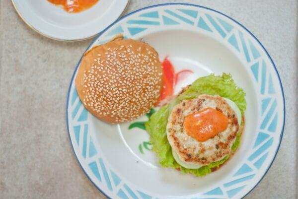 Tự làm hamburger gà chiên cho bữa sáng nhanh gọn, đủ chất 53 làm hamburger gà chiên