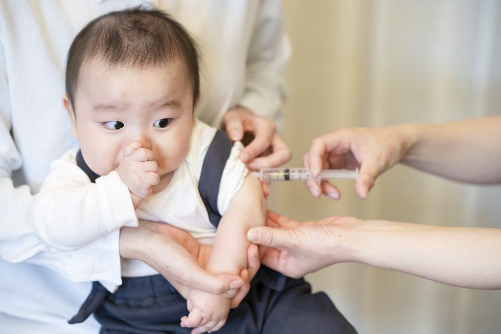 bé không bị sốt sau tiêm