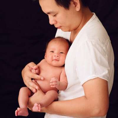 Hướng dẫn bố cách bế trẻ sơ sinh 3