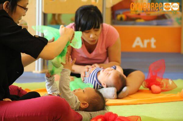 10 trò chơi cho bé sơ sinh giúp bé phát triển toàn diện 9