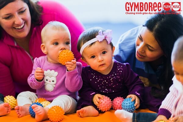 10 trò chơi phát triển ngôn ngữ cho bé sơ sinh đến 1 tuổi 37 Trò chuyện cùng con