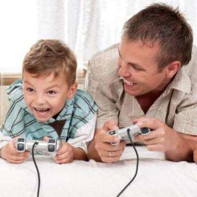 Người bố Nhật dạy con chơi game thay vì học 7