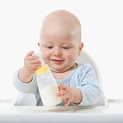 4 sai lầm thường gặp khi cho bé bú bình 3