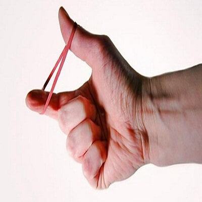 Bé 5 tuổi bị bảo mẫu cột thun vào dương vật vì không ngủ trưa 4