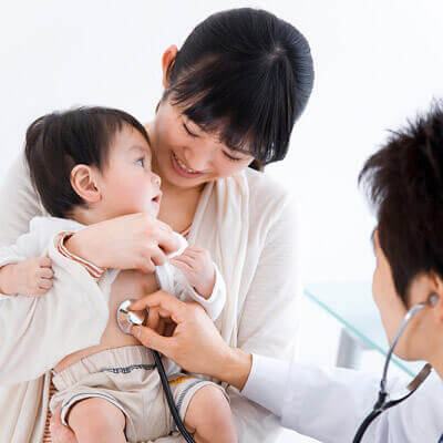 Làm gì khi con sợ đi bác sĩ? 4