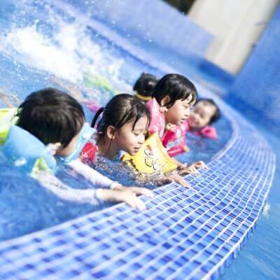 5 điều bố mẹ cần chuẩn bị để con học bơi an toàn 3