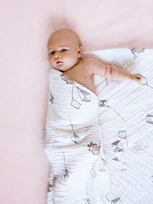 3 bước quấn khăn ủ ấm đúng cách giúp bé ngủ ngon 38 quan khan dung cach cho be ngu ngon