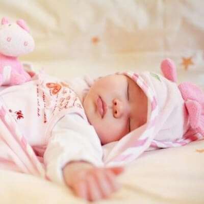 Giúp bé sơ sinh tránh dẹt, móp đầu 3