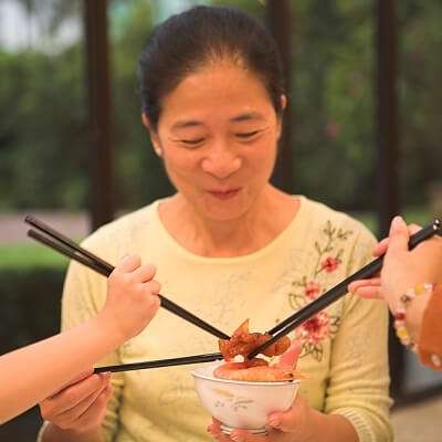 Không dùng đũa đang ăn gắp cho người khác 3