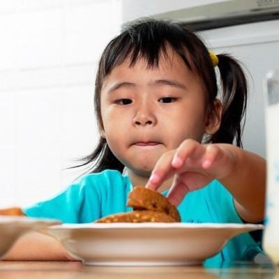 Thức ăn cúng ngày Tết không an toàn cho trẻ 3