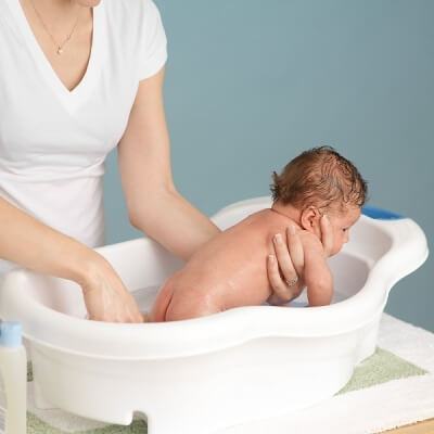 Mẹ nên làm gì khi bé bị rôm sảy? 4