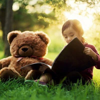 Con đang cô đơn giữa đống đồ chơi 3