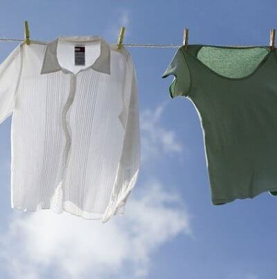 Mẹo hay "khử" mùi hôi và ẩm mốc trên quần áo, giày dép mùa mưa 3