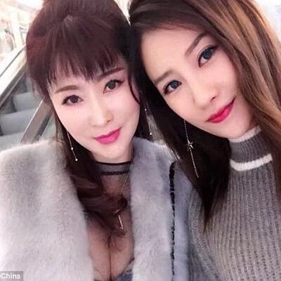 Mẹ 50 tuổi bị nhầm là chị em với con gái 3