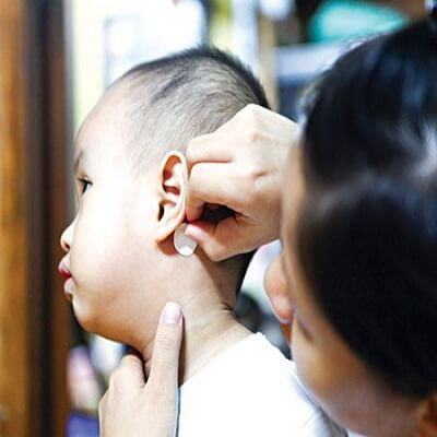Mẹ dùng miếng dán chống say xe là hại con 3