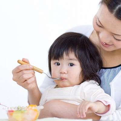 Bố mẹ Việt: Cho con ăn trong... nước mắt 3