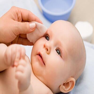 Nhỏ sữa mẹ vào mắt khi trẻ bị đau, nên hay không? 5