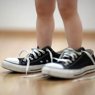 Có nên cho trẻ đi chân đất? 6