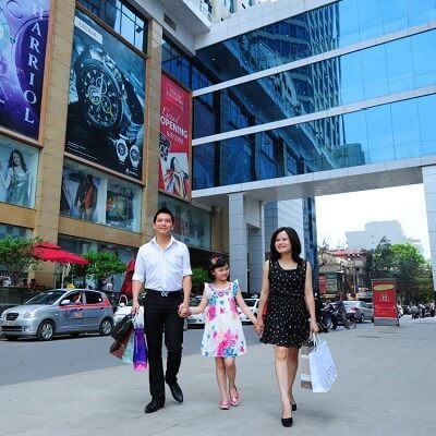 Bố mẹ đang chạy đua với việc sắm đồ hiệu cho con 3