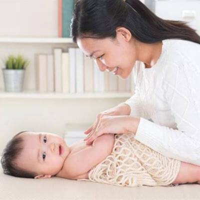 Hạ sốt nhanh cho trẻ bằng phương pháp mát-xa với thảo dược 3