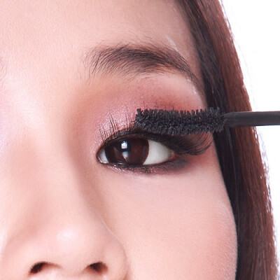 Mẹo khắc phục tình trạng rụng mi cho nàng thường xuyên chuốt mascara 3