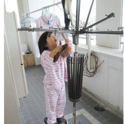 Hình ảnh cảm động của cô bé 5 tuổi tự làm việc nhà 4