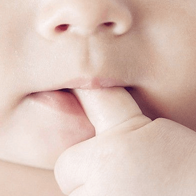 Bé vẫn thường xuyên lén mút tay và có dấu hiệu ít vui, ít cười 3