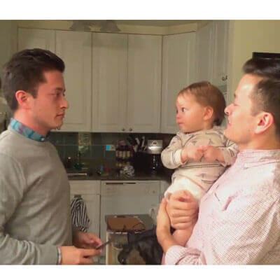 Video: Vẻ mặt đáng yêu của bé khi lần đầu nhìn thấy anh em sinh đôi của bố 3