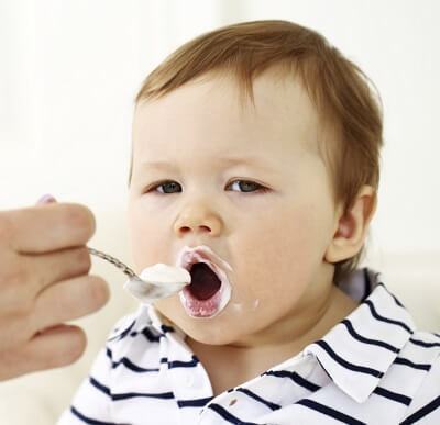 Những điều mẹ cần nhớ để bé "măm" sữa chua an toàn 6