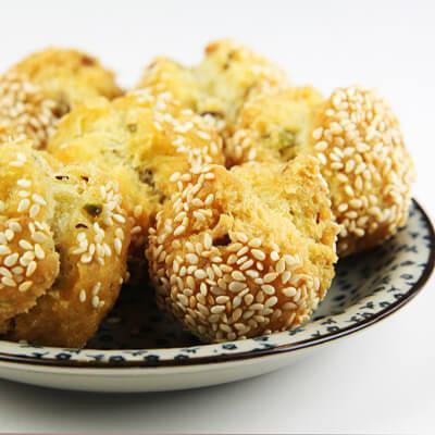 Ngọt thơm lạ miệng món bánh hạt dẻ cười chiên giòn 5