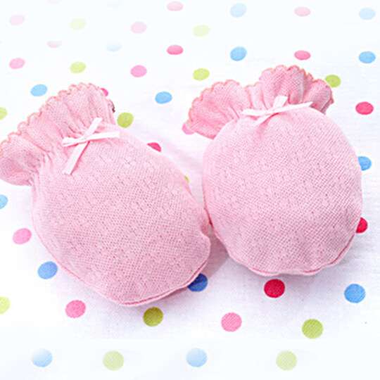 Nên hạn chế đeo bao tay cho trẻ 3