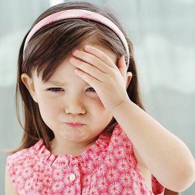 Trẻ bị đau đầu thường xuyên, chớ xem thường! 3