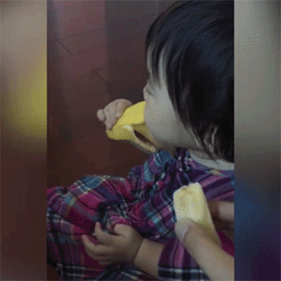 Video: Em bé từ chối ăn chuối chỉ vì trót mê... vỏ chuối 3