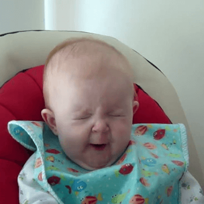 Video: Biểu cảm đáng yêu của bé khi được ăn món mới 3