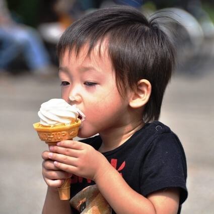 Bà nuông chiều cho cháu ăn nhiều kem và... 4