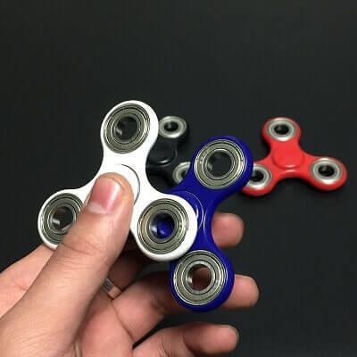 Một bé gái suýt mất mạng vì món đồ chơi spinner 6