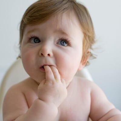 Đừng cấm con mút tay vì hành động này cũng mang lại những lợi ích nhất định cho bé 4