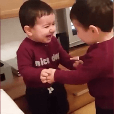 Phút vui đùa của hai bé sinh đôi khiến trái tim các mẹ tan chảy 3