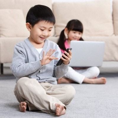 Tới giờ ăn, "quẳng" cho mỗi đứa con một cái điện thoại là yên nhà 4