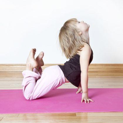 6 động tác yoga vừa dễ tập vừa tăng cường sức khỏe và sức dẻo dai cho bé yêu 9