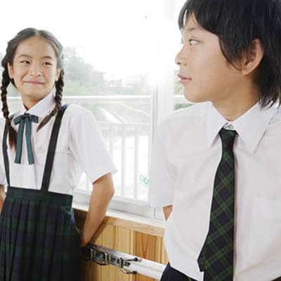 Bé trai chỉ toàn chơi với bé gái 3