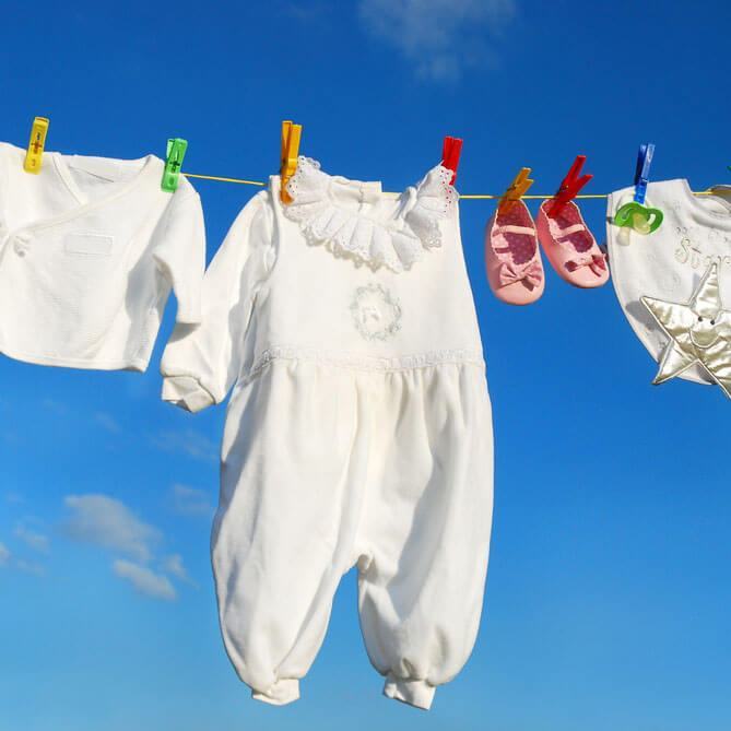 Đây là lý do mà mẹ nên giặt quần áo mới trước khi cho bé mặc 3