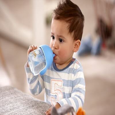 Bí quyết tập cho trẻ dùng ống hút để mẹ rảnh tay làm việc 5