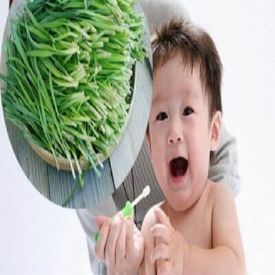 4 bước để rơ lưỡi bằng lá hẹ cho trẻ sơ sinh tại nhà 3