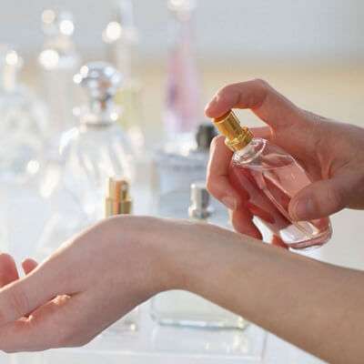 Phong cách của mẹ thể hiện một phần nào ở việc sử dụng nước hoa đấy! 3