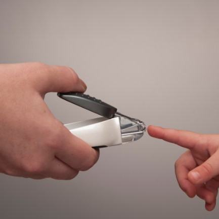 Các bước cắt móng tay an toàn cho bé 6