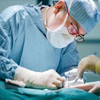 Đưa con đi cắt bao quy đầu, bác sĩ cắt nhầm "của quý" 4