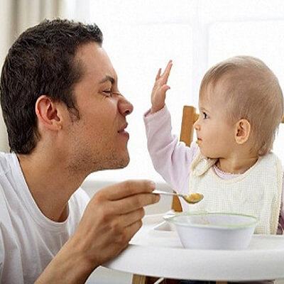 Mẹ yên tâm, việc cho con ăn cứ để bố lo 6