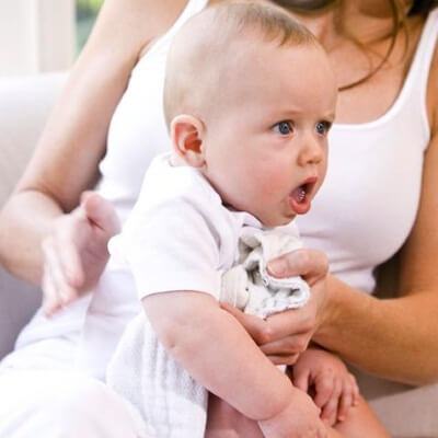 Làm thế nào để giúp bé ợ hơi tốt? 6