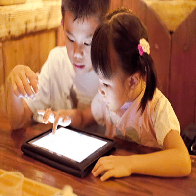 Cho con chơi điện thoại là mẹ đang hại con 5